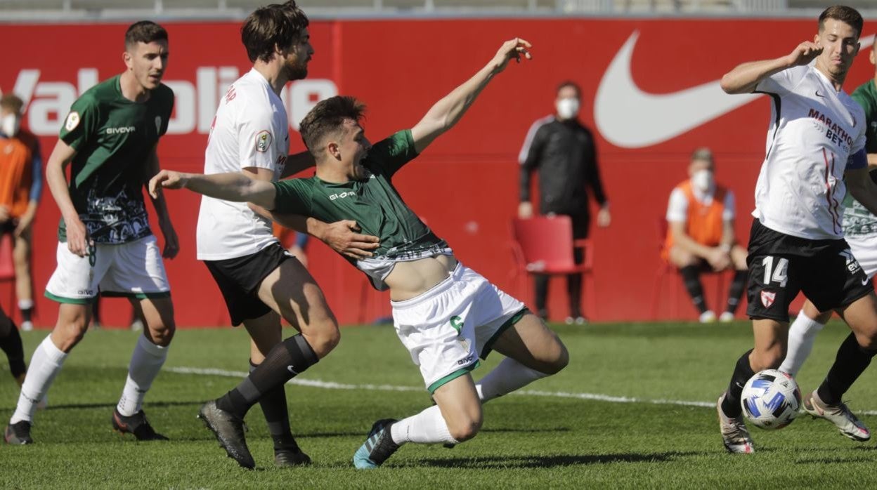 Alberto del Moral cae al suelo en una acción de la visita del Córdoba CF al Sevilla Atlético