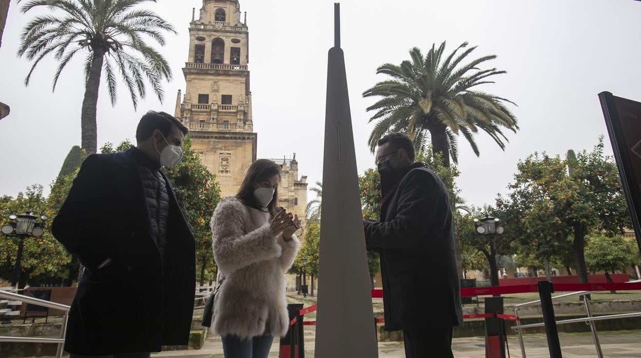 Dos personas acceden a la Mezquita-Catedral de Córdoba en diciembre de 2020