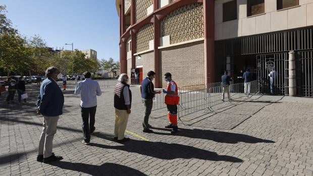 Vacunación Covid | La plaza de toros de Córdoba y el Ayuntamiento ofrecen el coso, el estadio y Vista Alegre