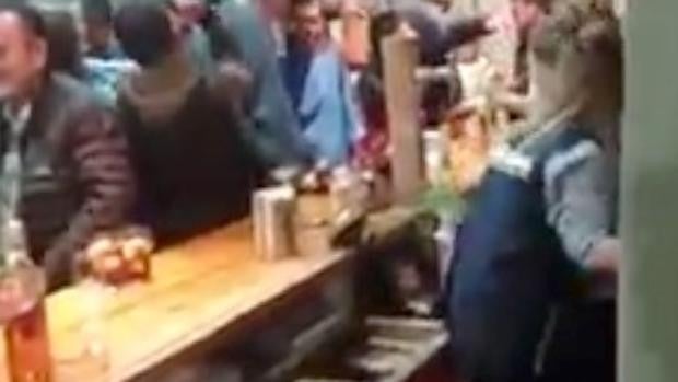 Investigan el vídeo de una fiesta en un bar en Salar con la barra abarrotada, sin distancias y sin mascarillas