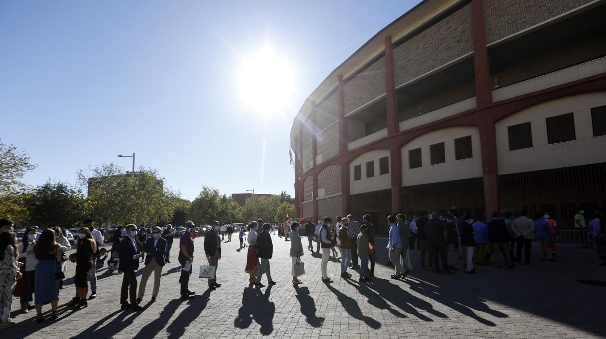 Acceso a la plaza de toros de Córdoba durante la corrida del pasado 12 de octubre, ya con las medidas Covid