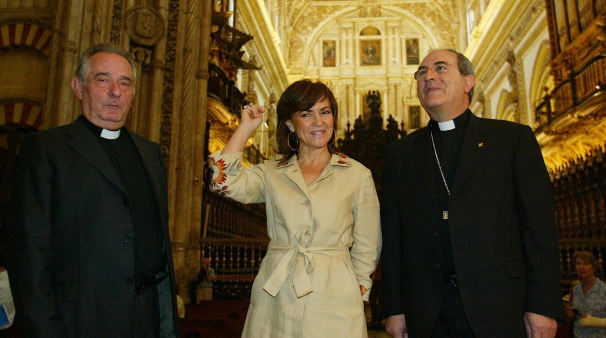 Carmen Calvo, cuando era ministra de Cultura con Zapatero, en la Mezquita-Catedral junto al entonces obispo Asenjo