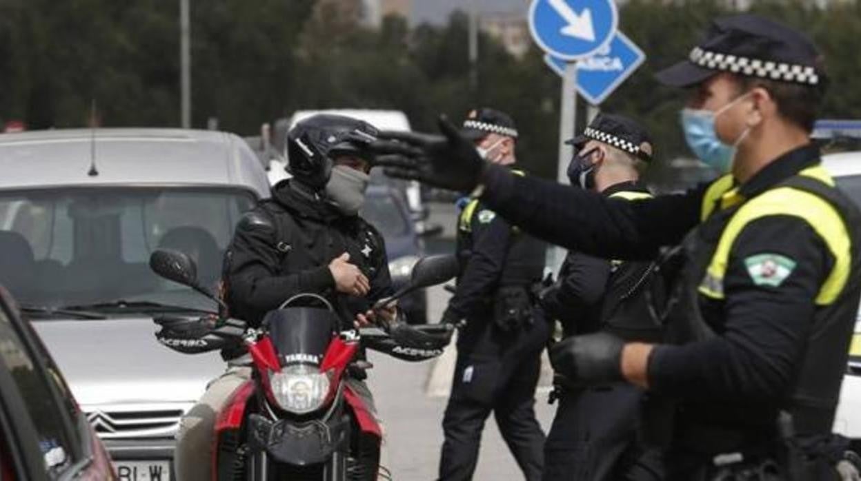 Control de la Policía Local en uno de los accesos a Málaga