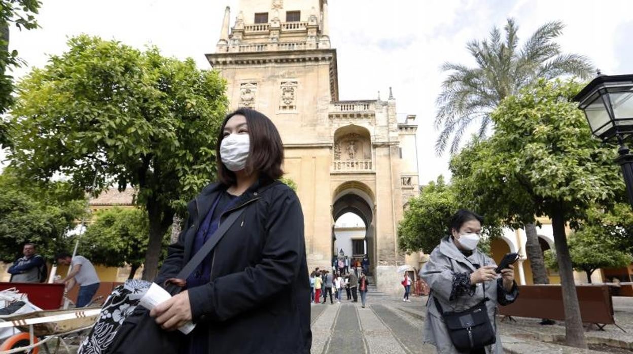 Una turista oriental en el Patio de los Naranjos