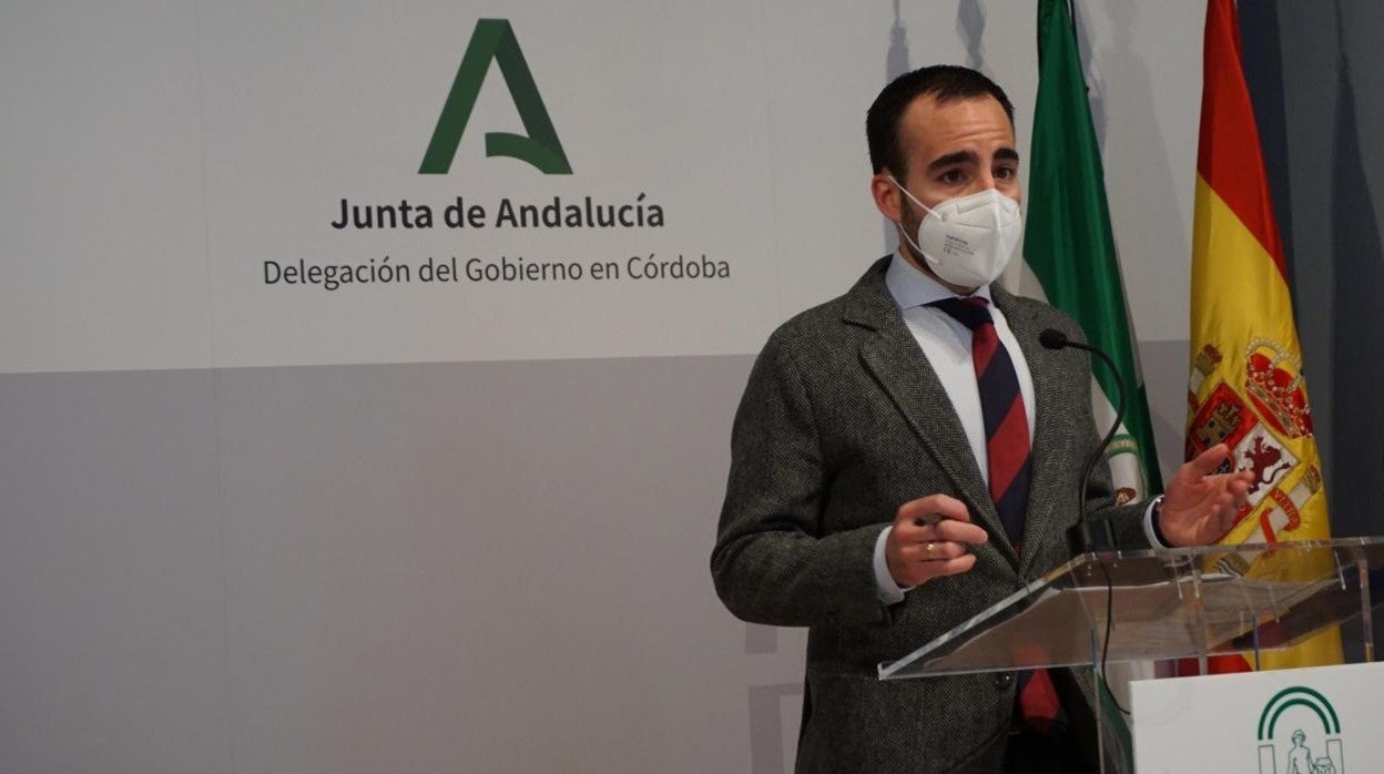 El delegado de Empleo en Córdoba, Ángel Herrado, durante una rueda de prensa