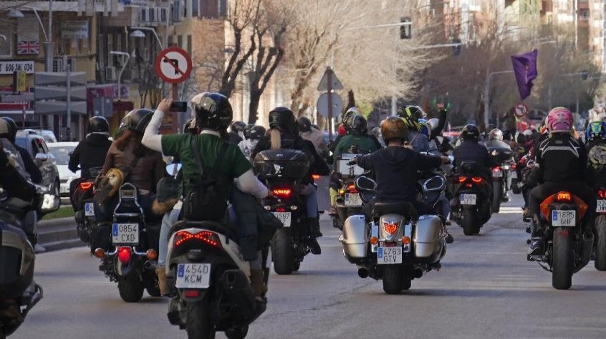 Motoristas participantes en la manifestación por la concesión a Córdoba de la base del Ejército