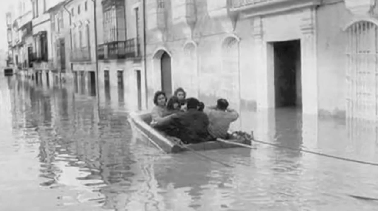 Vecinos rescatados de sus viviendas en Puente Genil tras el desbordamiento del río en 1963