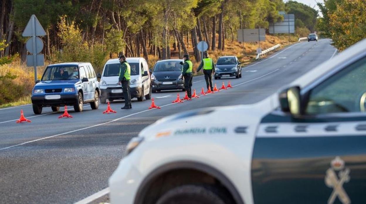 Control de la Guardia Civil para comprobar los desplazamientos por las medidas anti Covid