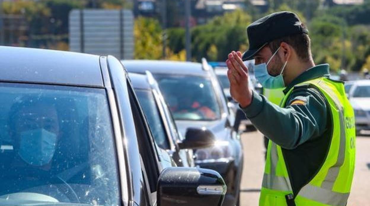 Control de la Guardia Civil en uno de los accesos a Málaga