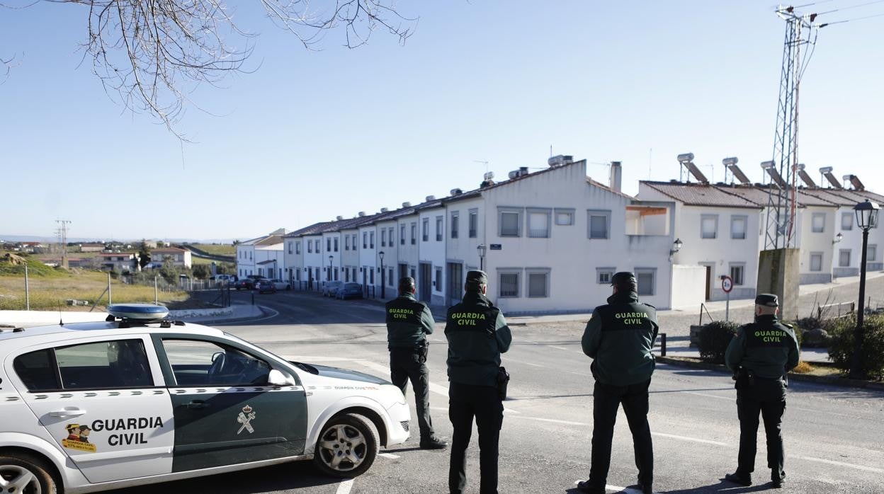 Guardias civiles a la entrada de Añora en la época en que el municipio estuvo confinado