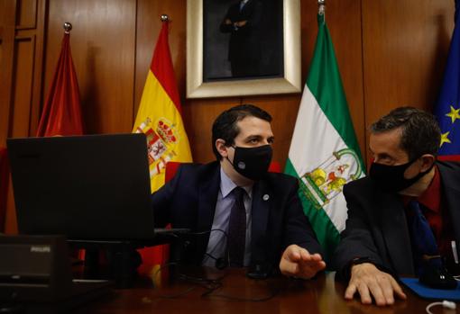 El alcalde de Córdoba, JOsé María Bellido, junto al secretario general del Pleno