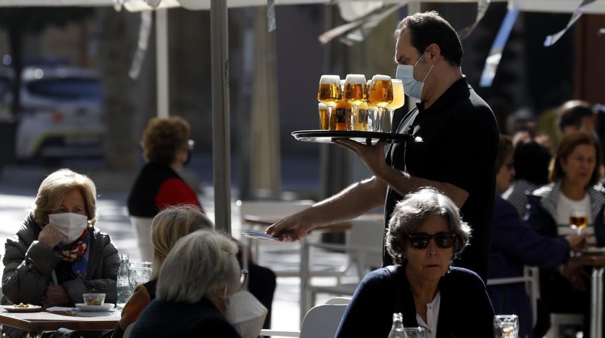 Ambiente en una terraza del Centro de Córdoba