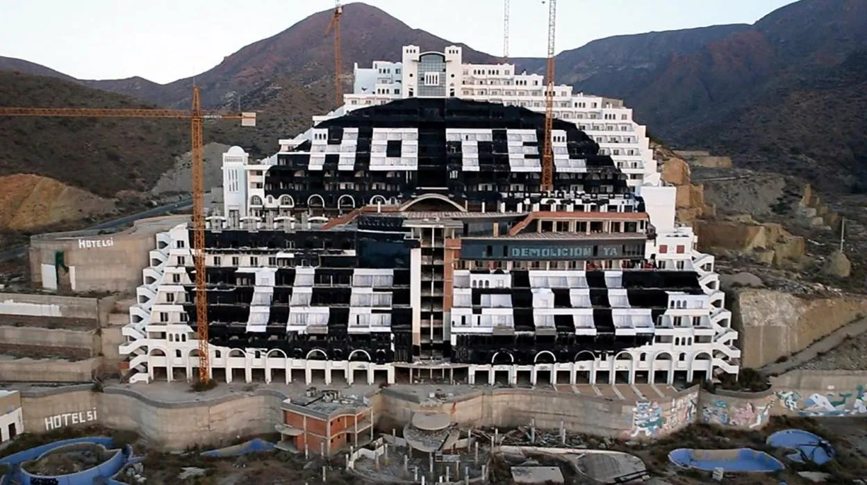 Una de las imágenes del hotel El Algarrobico difunida por Greenpeace para denunciar su ilegalidad.