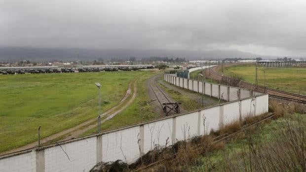 Altos cargos de Defensa visitan con el alcalde los terrenos de la base logística del Ejército en Córdoba