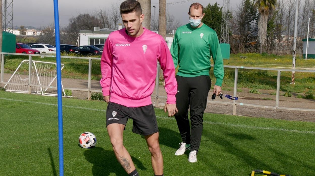 Julio Iglesias, en el entrenamiento de este lunes, junto al recuperador Javier Poveda