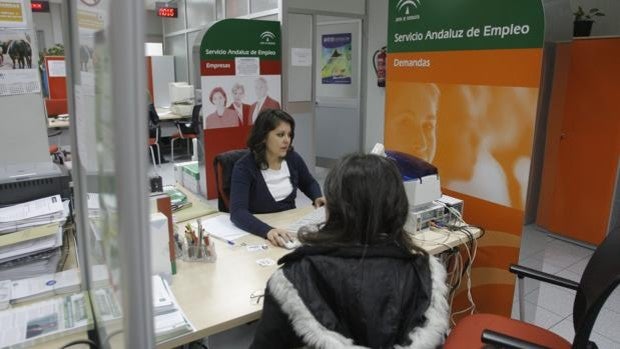 El TSJA abre la puerta de la Junta de Andalucía a técnicos externos contratados con sus subvenciones