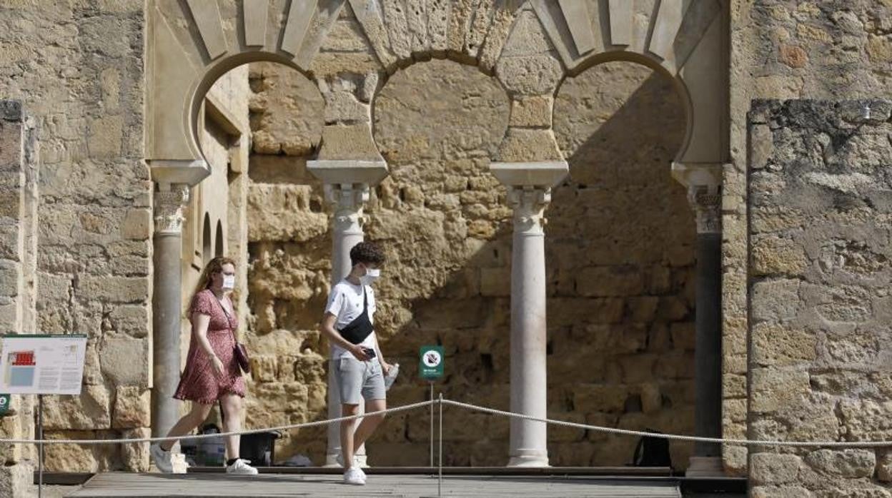 Dos jóvenes en el yacimiento arqueológico