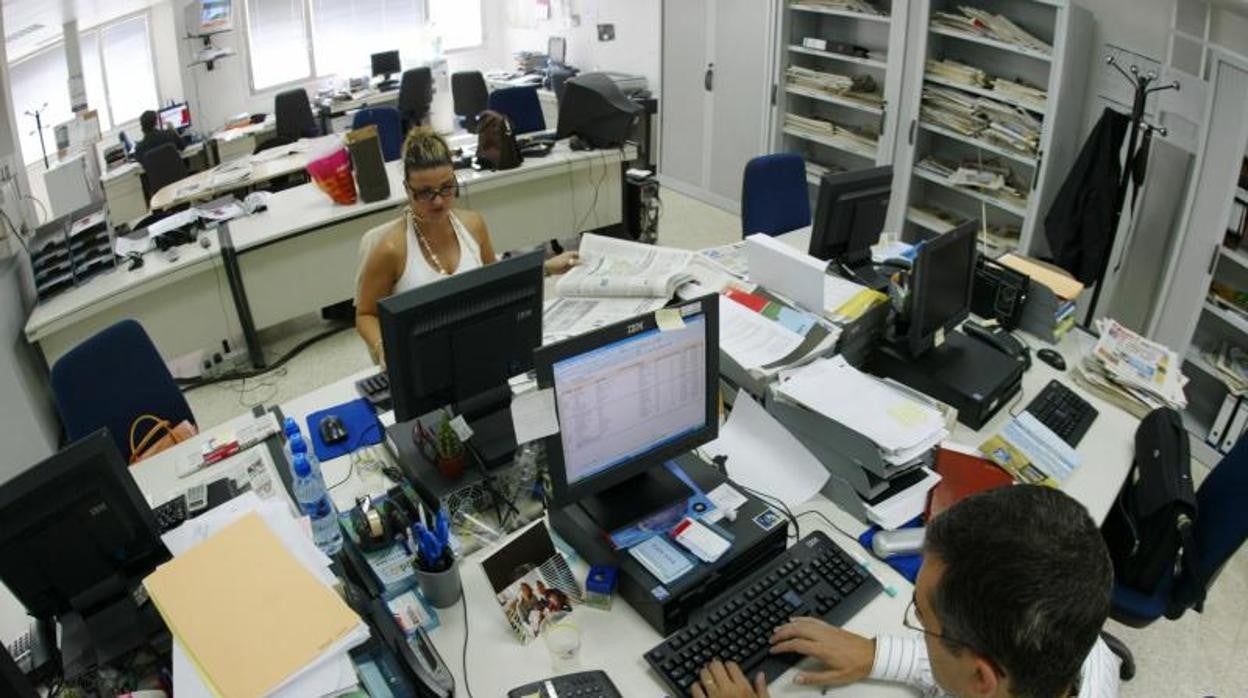 Un hombre y una mujer en un centro de trabajo