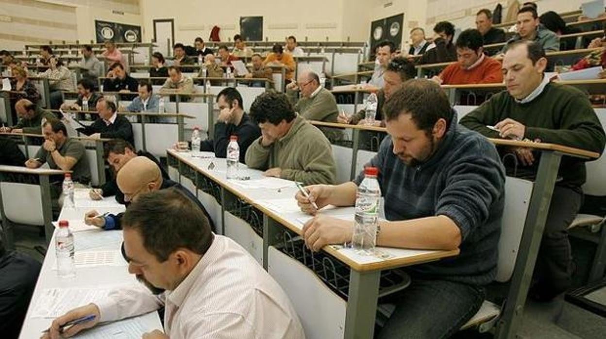 Opositores durante un examen en una imagen de archivo