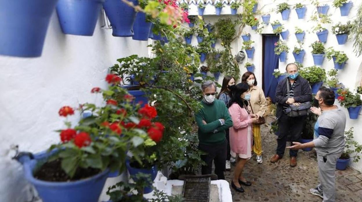 Visitantes en un patio de San Basilio el pasado octubre