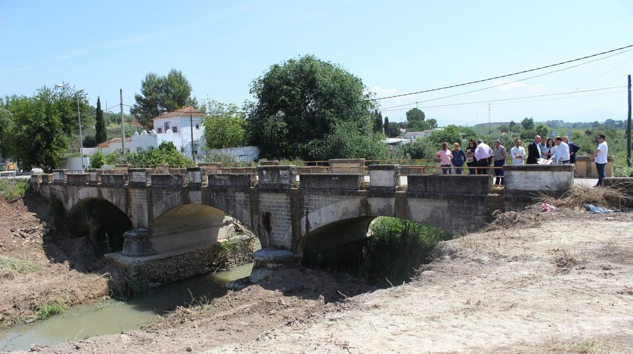 Puente sobre el río Cabra en Monturque que será sustituido por una nueva pasarela