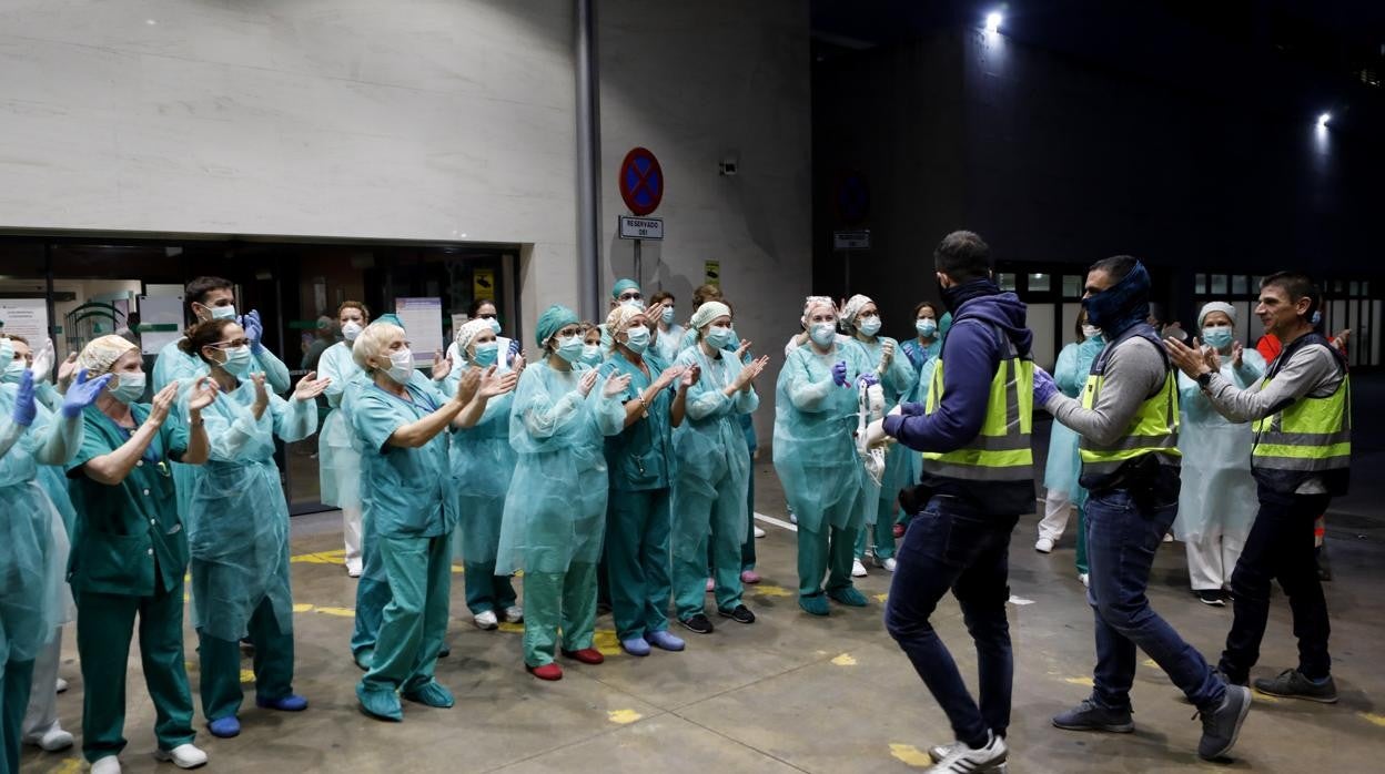 Miembros de las Fuerzas de Seguridad aplauden a sanitarios del Reina Sofía en marzo del año pasado