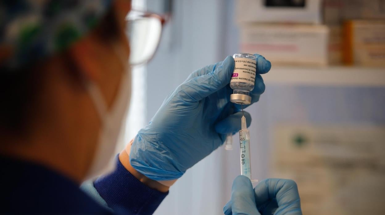 Una enfermera en un punto de vacunación de un centro de salud en Córdoba