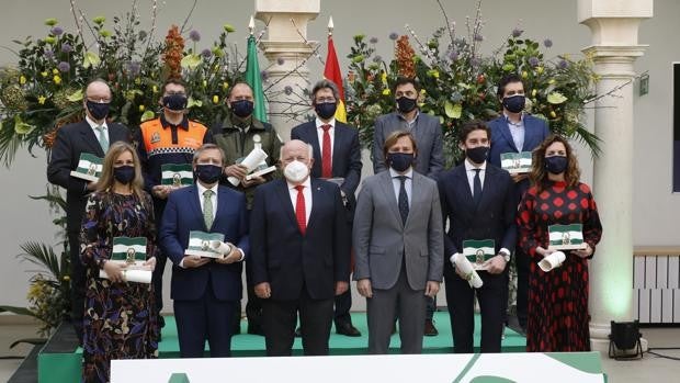 Banderas de Andalucía para los héroes de la sociedad en medio de la pandemia en Córdoba