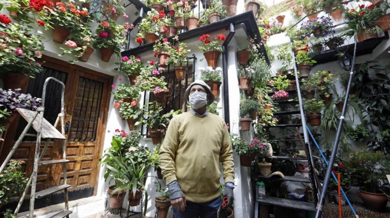 Un hombre cuida su casa de San Basilio con protegido con una mascarilla