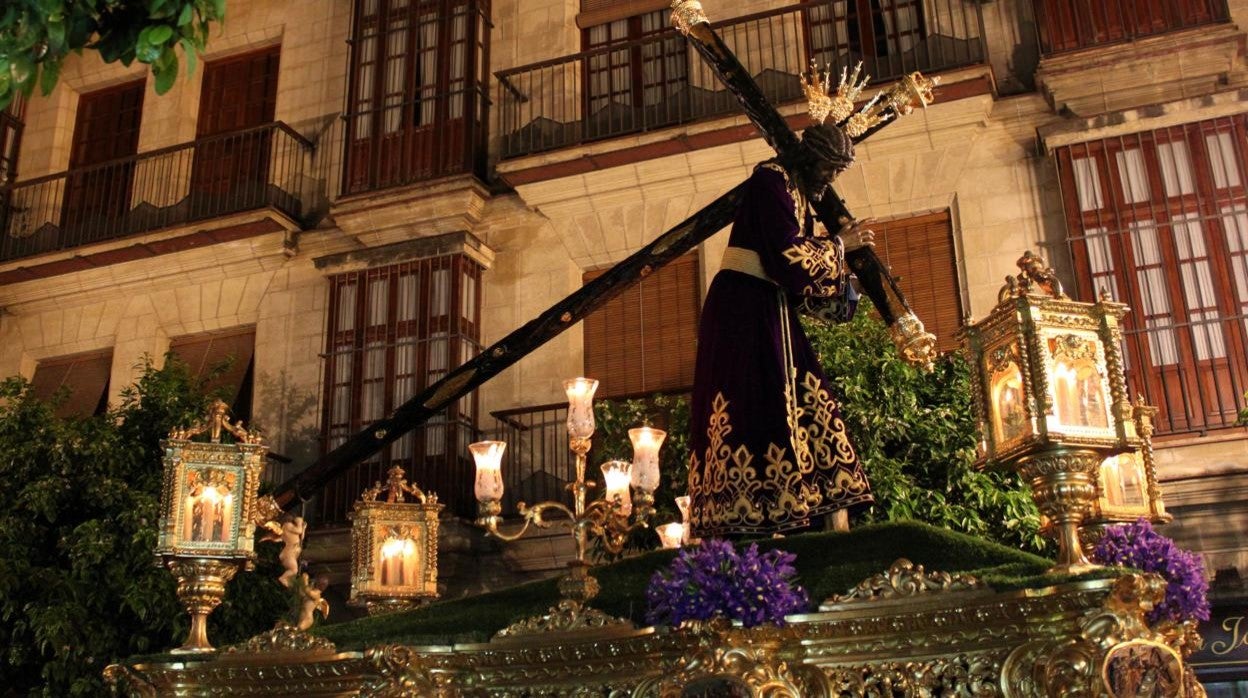 Nazareno de las Cinco Llagas de San Francisco procesionando por las calles de Jerez