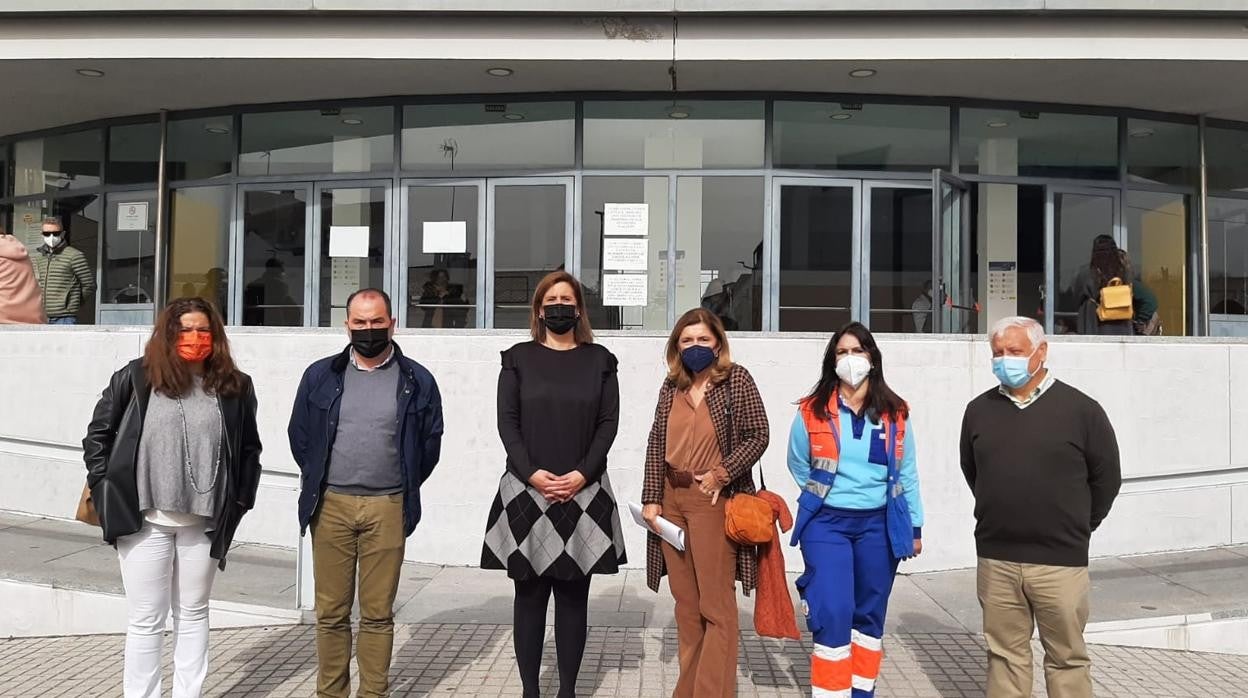 La delegada de Salud y Familias de la Junta de Andalucía, con pantalón marrón