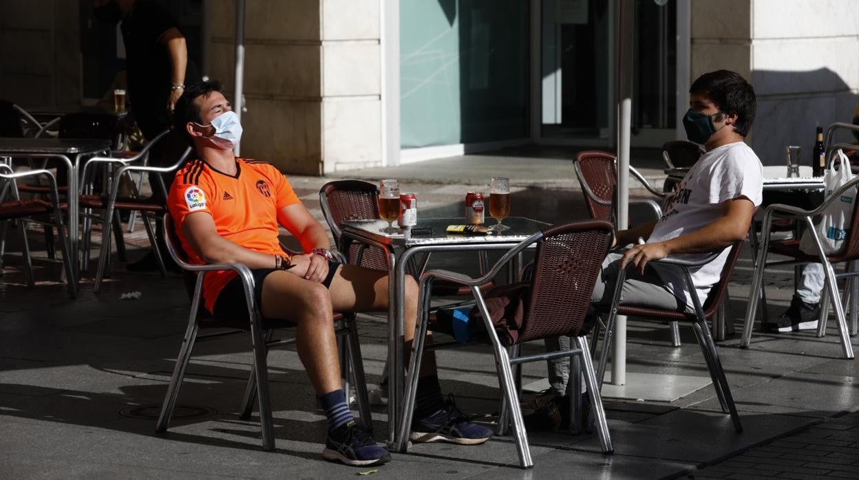 Dos personas sentadas al sol de una terraza del Centro de Córdoba