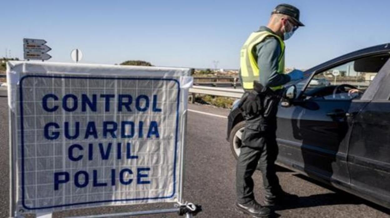 Un agente de la Guardia Civil en un control