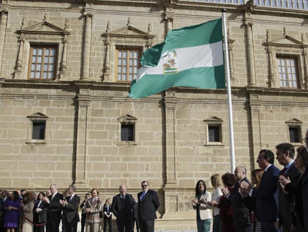 Izado de la bandera andaluza en el Parlamento andaluz