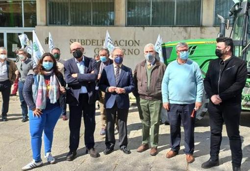 Foto de familia de los reponsables de las organizaciones agrarias con los líderes de CECO y UGT - V. MERINO