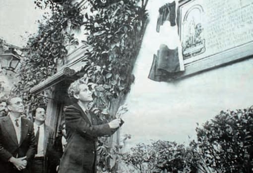 Escudero descubre en 1983 la placa del 50 aniversario de la Asamblea Regionalista