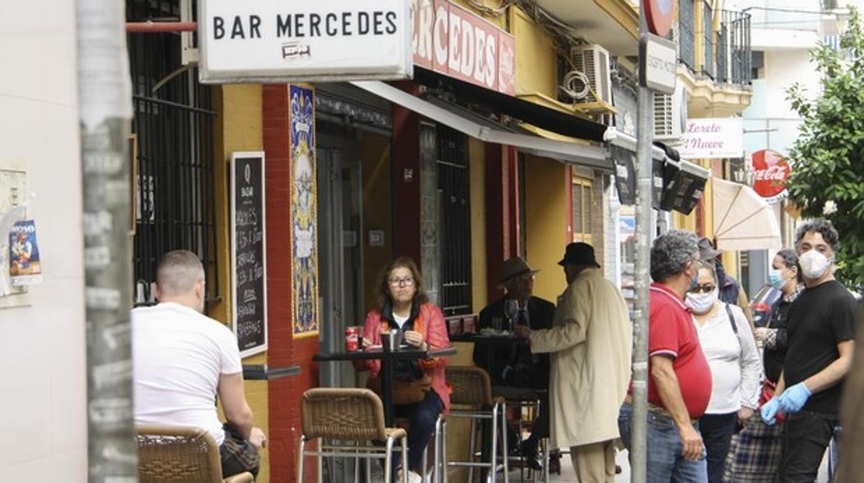 Clientes en un bar de Sevilla