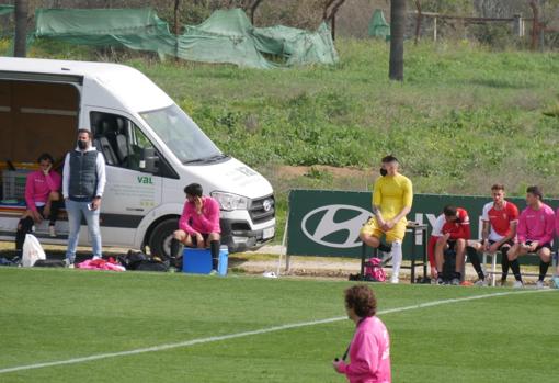 Becerra y De las Cuevas, en el banquillo, con el hielo tras marcharse del partido