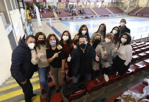 Profesores del Conservatorio de Danza Luis del Río tras recibir la vacuna en Vista Alegre