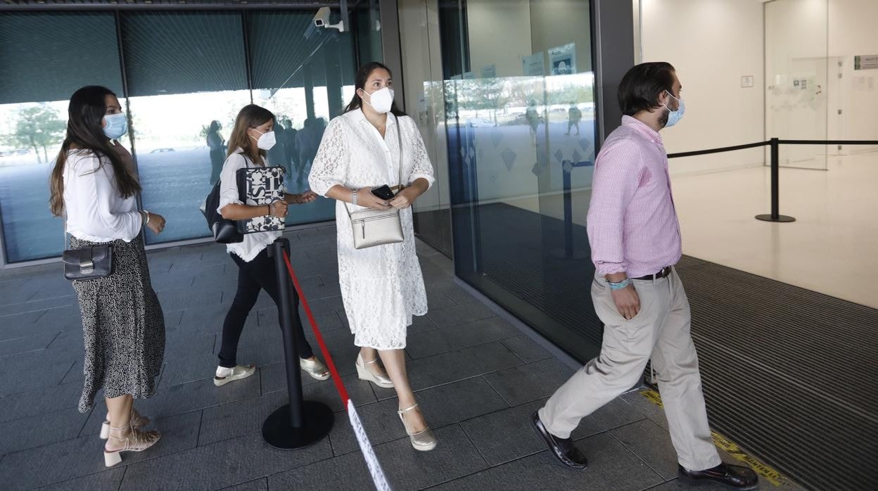 María Luisa Gómez (con vestido blanco), entrando al juzgado