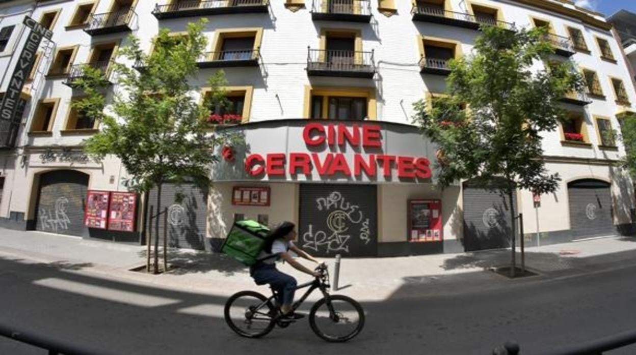 El cine Cervantes, cerrado por las restricciones por el Covid, en una imagen de archivo