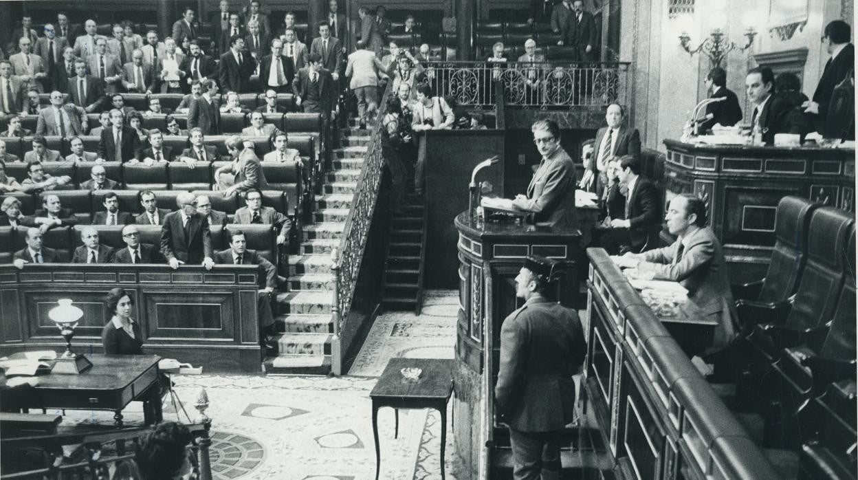 El teniente coronel Antonio Tejero irrumpe en el Congreso de los Diputados el 23 de febrero de 1981