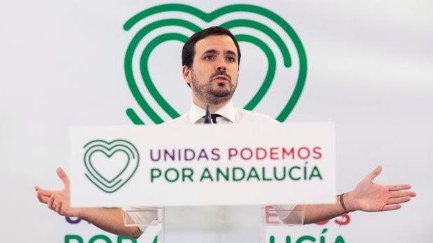 Garzón: «La Junta pone la bandera de Andalucía pero al día siguiente gobierna con la extrema derecha»