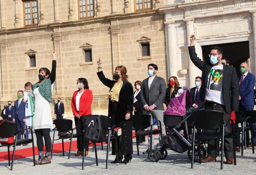 Diputados anticapitalistas liderados por Teresa Rodríguez, en el acto de celebración el Día de Andalucía en el Parlamento andaluz