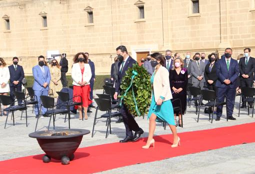 El presidente de la Junta, Juanma Moreno, y la presidenta del Parlmaneto andaluz, Marta Bosquet, en la ofrenda floral a las víctimas de coronavirus en la comunidad