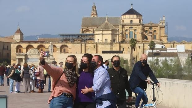 Medidas Covid | Mediodía de primavera en las abarrotadas terrazas y calles de Córdoba