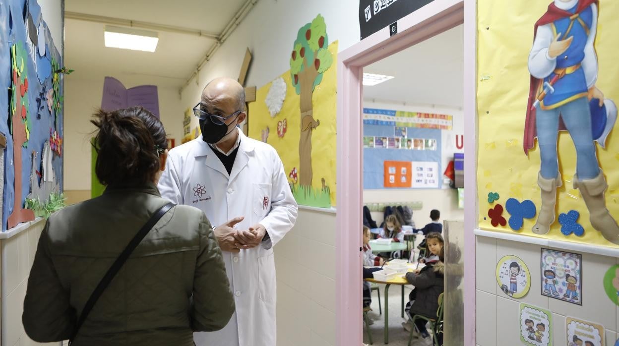 Un profesor atiende a una madre en el colegio Jesús Nazareno de Córdoba en una visita previa al centro