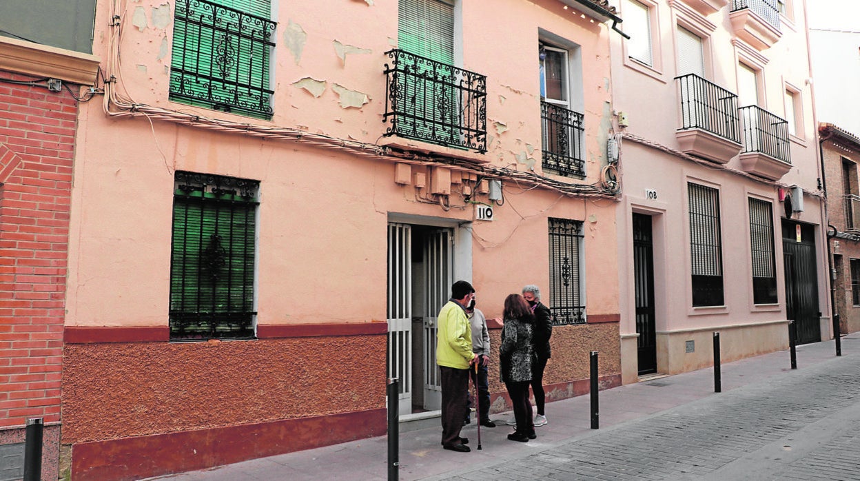 Vecinos frente al número 110 de la calle Mediabarba de Lucena