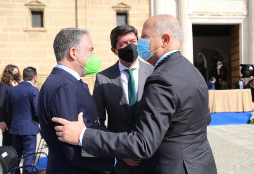 Elías Bendodo, consejero de Presidencia, charla con Juan Marín, vicepresidente de la Junta, y el consejero de Educación y Deporte, Javier Imbroda