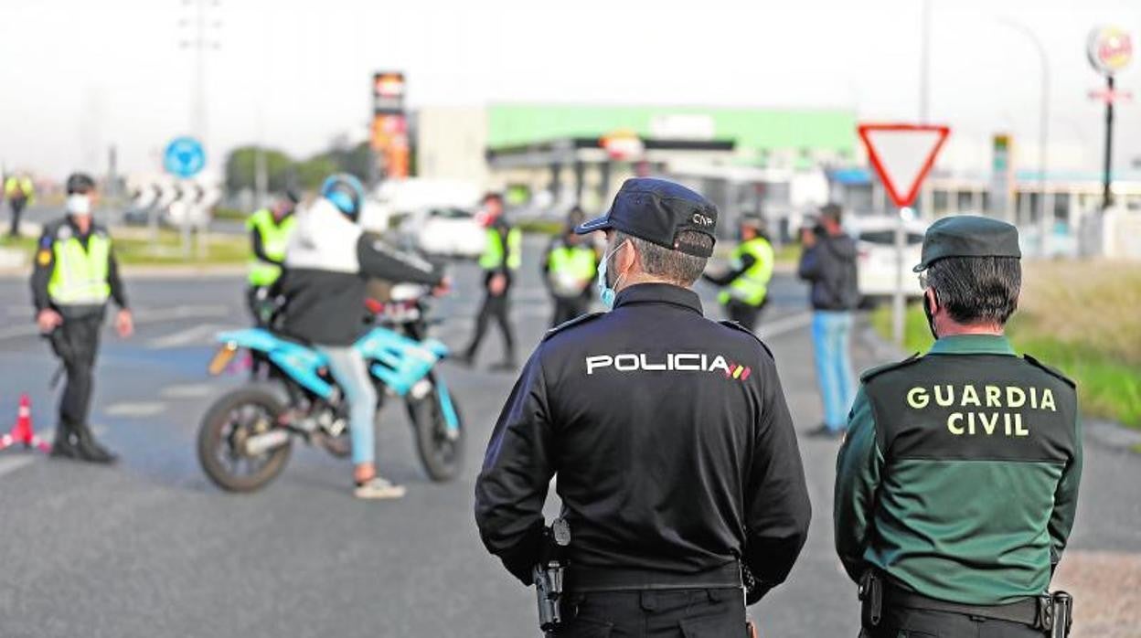 Agentes de la Policía Nacional y Guardia Civil en un control tras un cierre perimetral